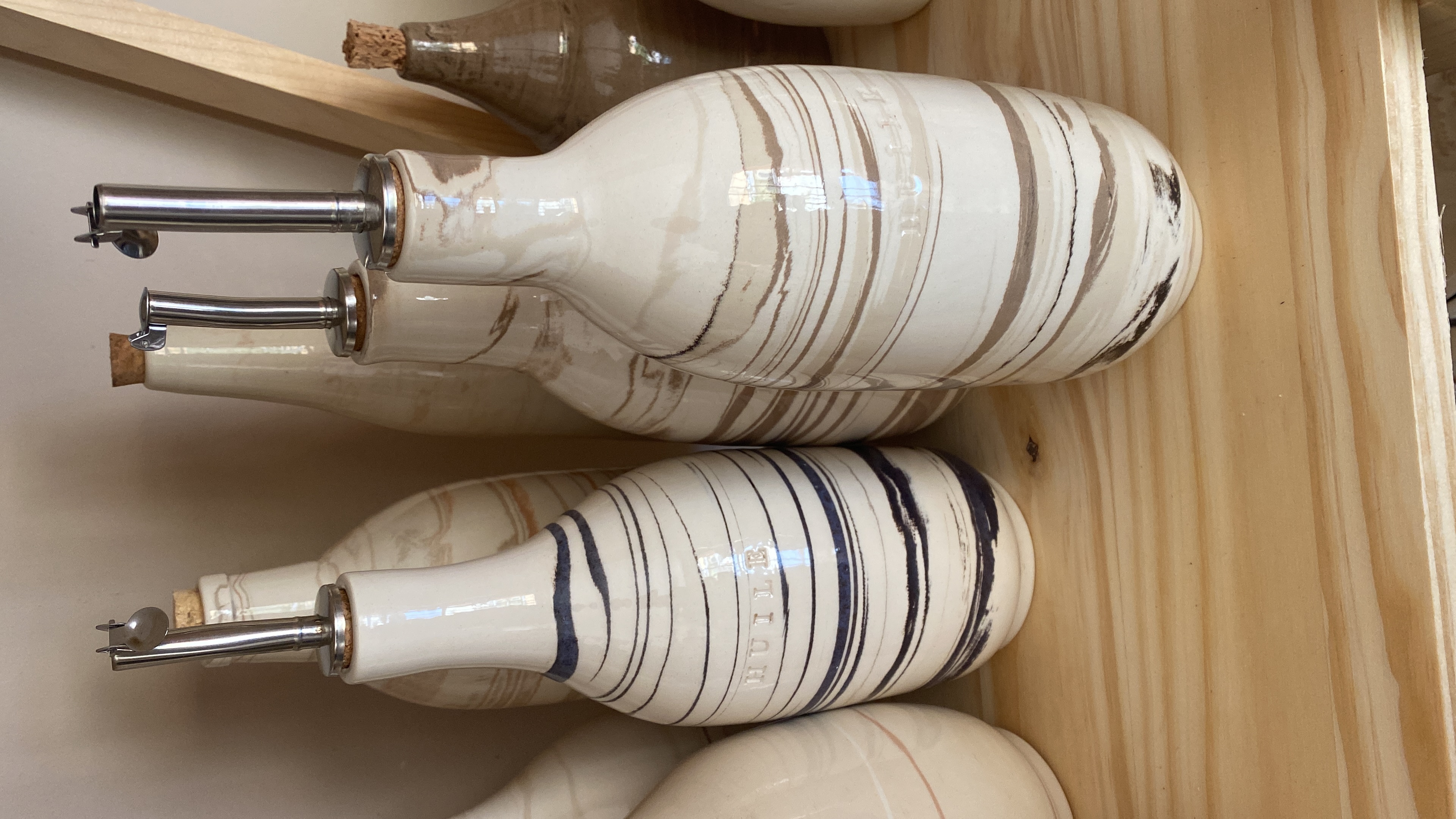 Huiliers en terre mêlée veines bleues et brunes sur étagère en bois, La Véranda