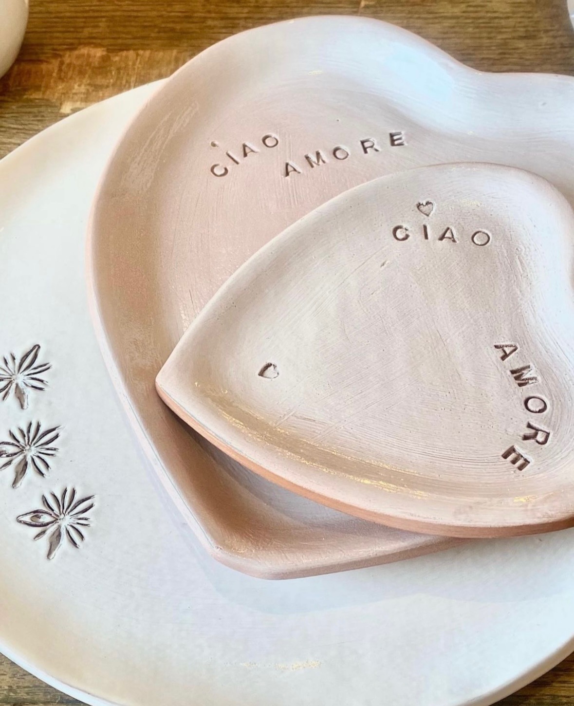 Vide-poches en céramique rose clair avec inscription 'Ciao Amore' gravée — pièces personnalisées La Véranda Créations