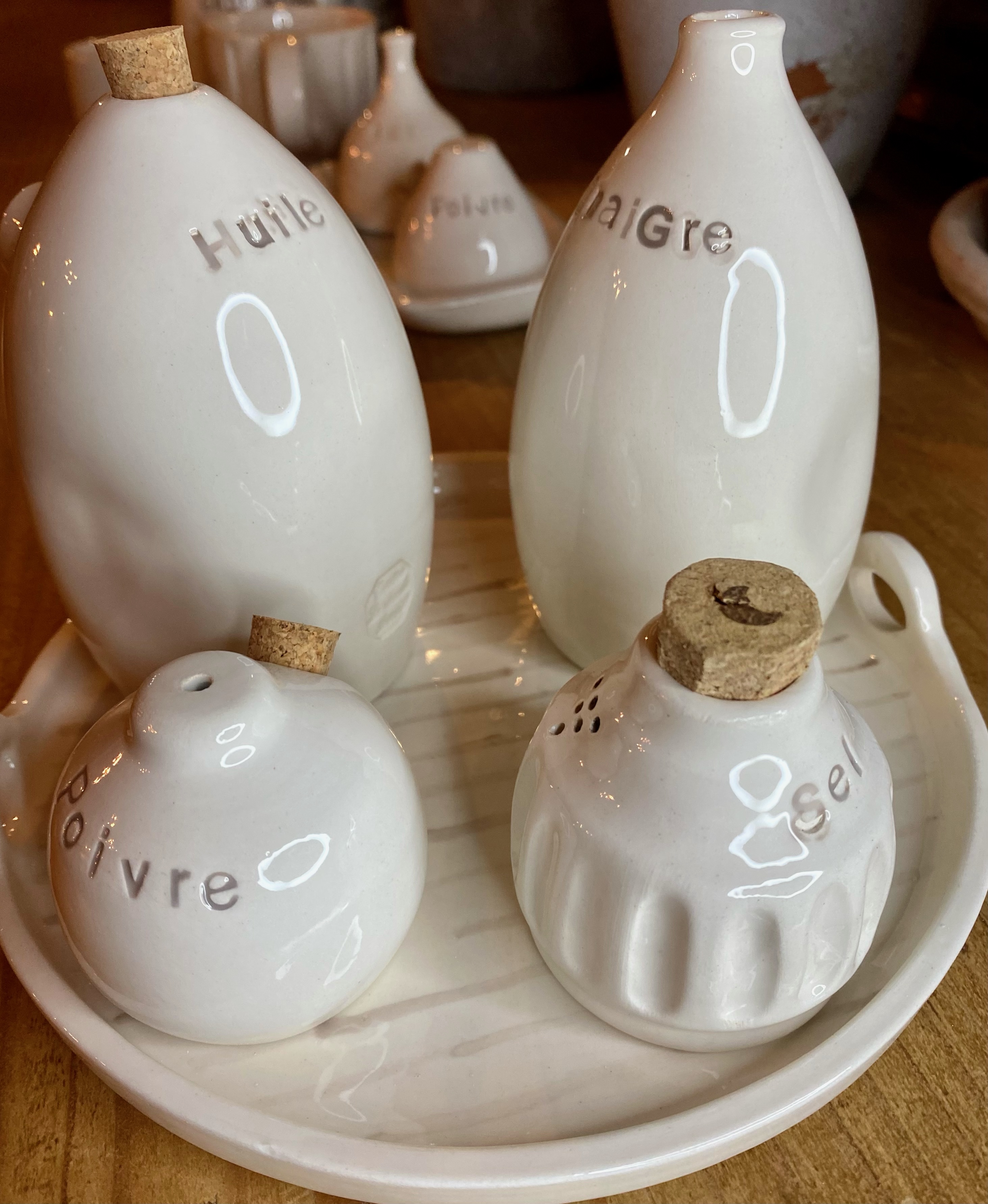 Set condiments céramique blanche — huile, vinaigre, sel, poivre avec bouchons liège, La Véranda