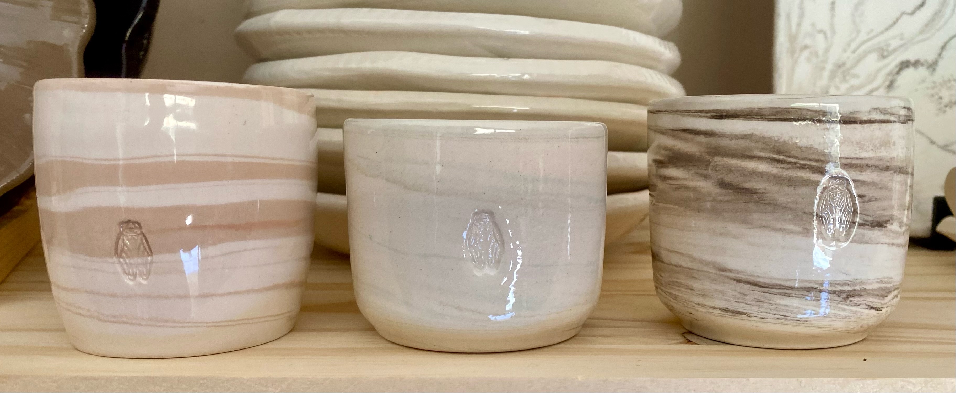 Bols en terre mêlée avec cigale gravée, céramique artisanale La Véranda