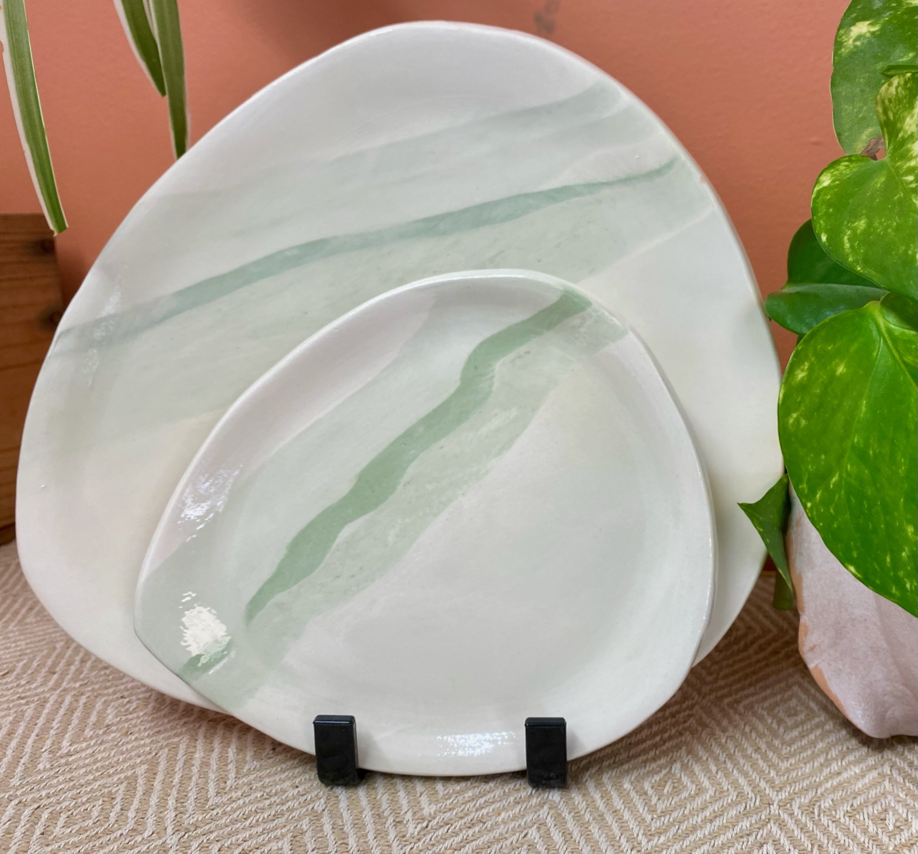 Assiettes organiques en céramique vert sauge, forme galets, La Véranda Créations