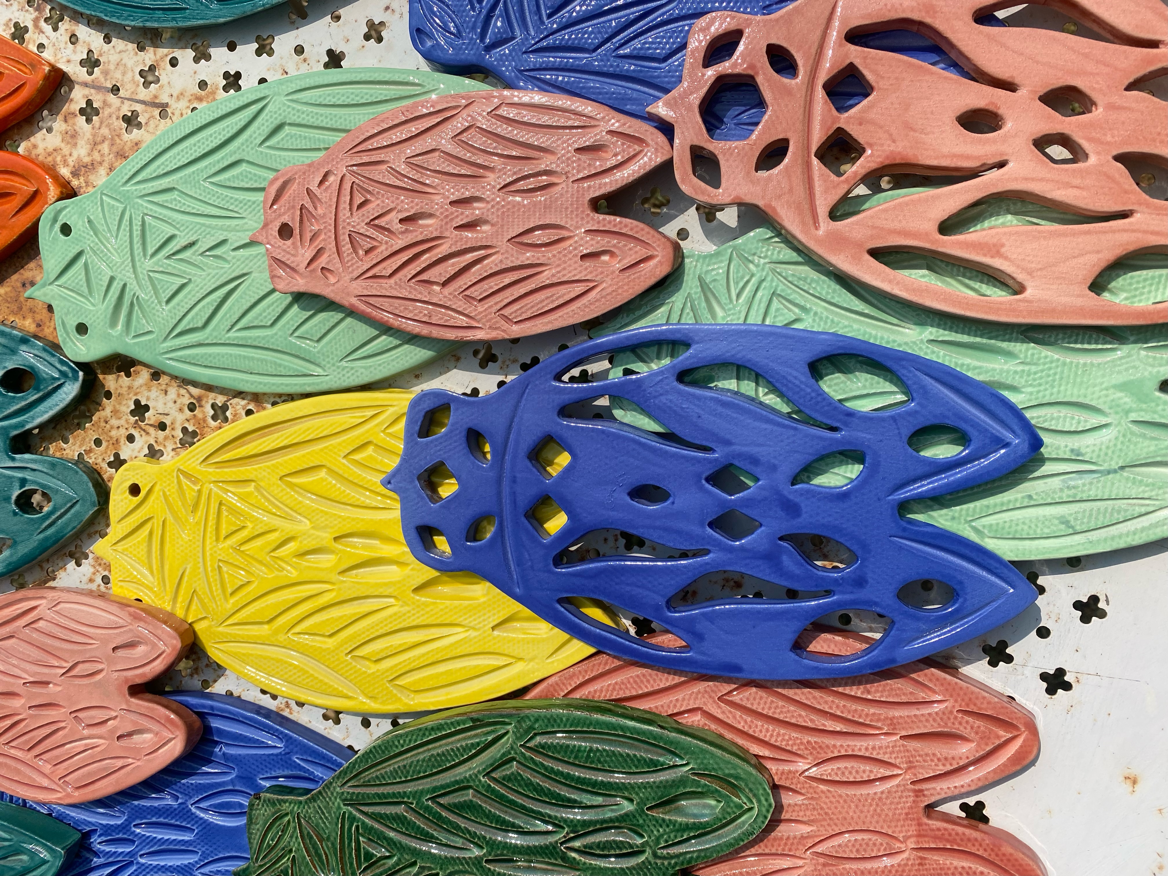 Cigales en céramique colorées — souvenir artisanal de Provence, La Véranda Créations Ansouis