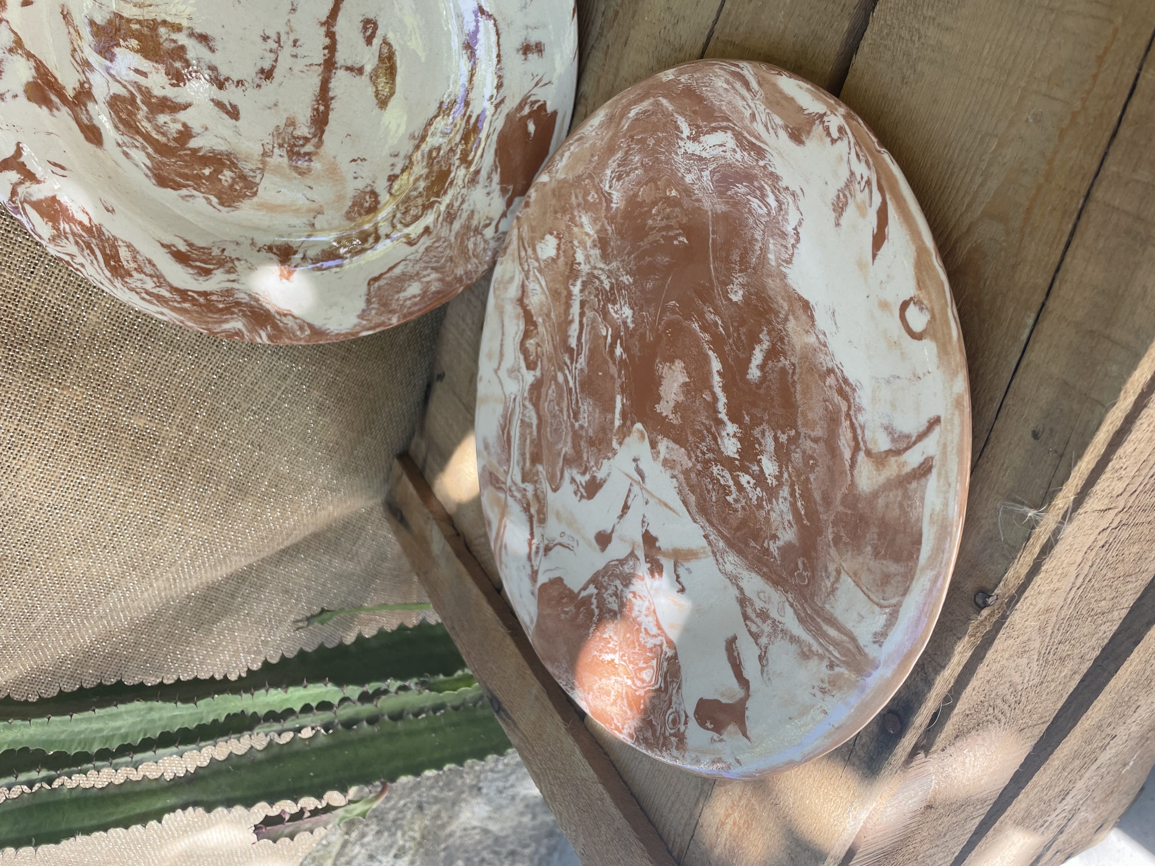 Assiettes en terre mêlée terracotta sur bois, La Véranda Créations Ansouis